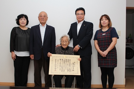 今年度で100歳を迎える滝沢みつぎさんとその家族と市長との記念写真