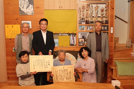 今年度で100歳を迎える酒井おあきさんとその家族と市長との記念写真