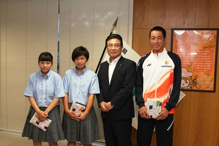 永野商業高等学校ソフトボール部の生徒2人と市長と上田西高等学校軟式野球部の生徒が横並びに並んでいる写真