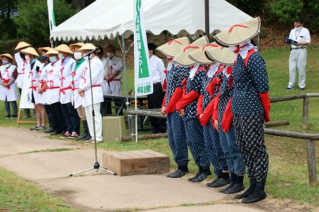 もんぺを着て笠を被り並んで立つ参加者の写真