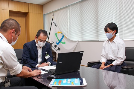 パソコンで資料を見ながら堀口さんとお話している市長の写真