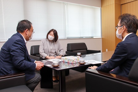 ソファに腰かけ市長とお話している中村さんの写真