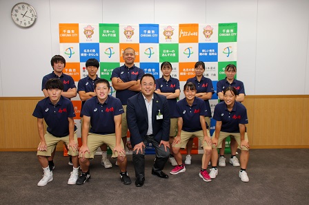 長野南高校男女ハンドボール部の皆さんと市長が並んで記念撮影をしている写真