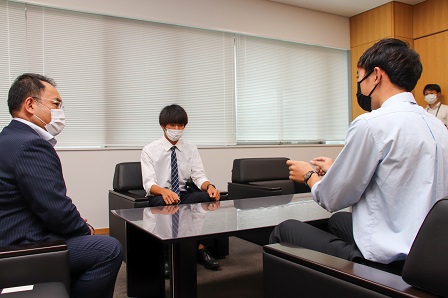 椅子に腰かけて市長とお話している高松さん、堀口さんの写真