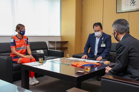椅子に腰かけて五嶋さん、町田社長とお話している市長の写真