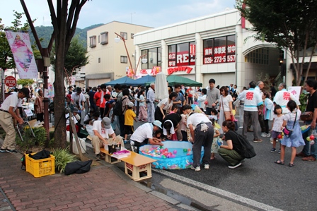 簡易テントやヨーヨー屋台などが出ているお祭り風景の写真