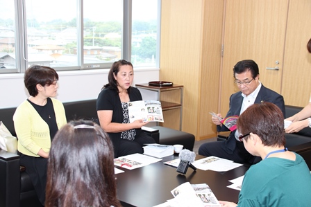 市長と実行委員会の皆さんが椅子に座ってお話している写真