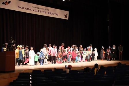 ハロウィンの仮装コンテストで仮想した子どもたちがステージに並んでいる写真