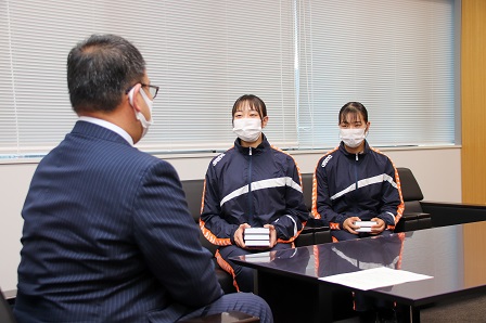 市長と和田姉妹が座ってお話している写真