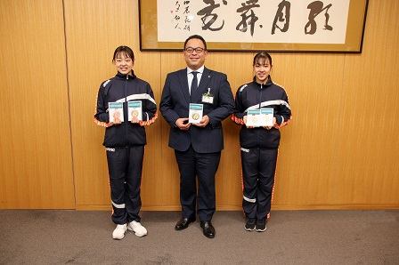 市長と和田姉妹が笑顔で並んで記念撮影をしている写真