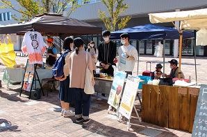 屋外で出品している人達の写真