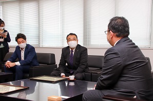 椅子に座ってお話している市長と小山さんの写真