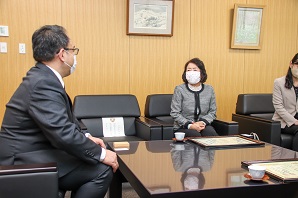 市長と竹内さんが向かい合うようにして座り、お話している写真