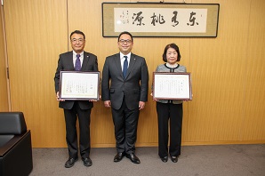 市長、竹内さん、小山さんが並んで記念撮影をしている写真