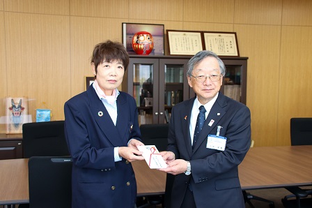 小松教育長へ寄付金を贈呈する宮澤会長