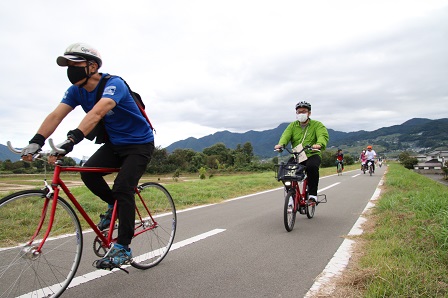 動きやすい服装でサイクリングを楽しむ参加者たちの写真