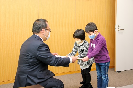小川市長から賞状を受け取る代表園児2人