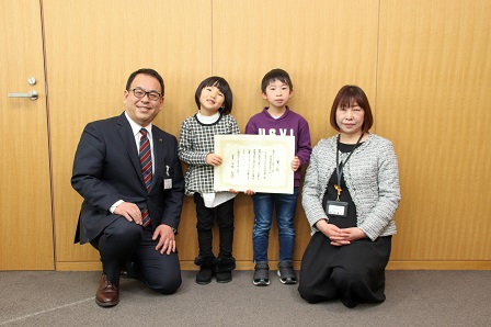 小川市長と代表園児2人、園長先生が並び賞状を披露する様子