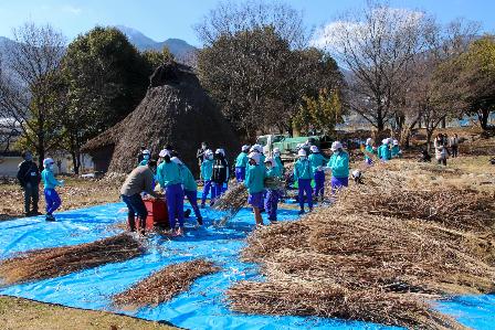 萱差替え体験をする更級小学校児童の様子