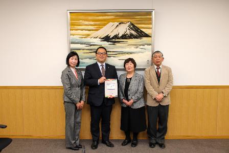 ふるさと物語実行委員会と小川市長の記念撮影