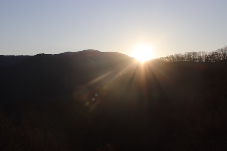 山間から美しい初日の出が顔をのぞかせている写真