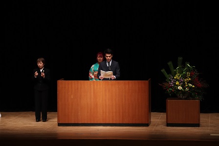 成人式のステージで参加者に向けてお話をしている宮本さんの写真
