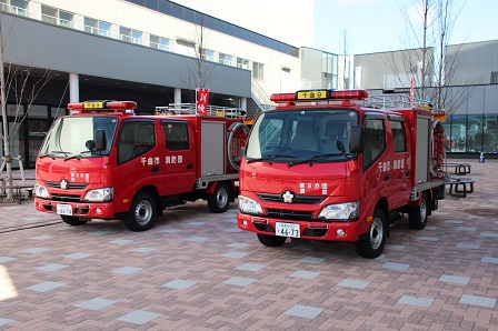 赤い消防車が2台並んでいる写真