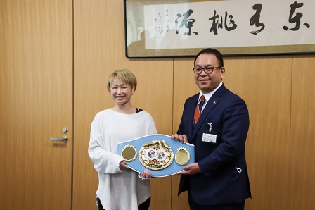 チャンピオンベルトを持って記念撮影する宮尾選手と小川市長