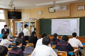 教室内のプロジェクターで市長の映像が映し出されている写真