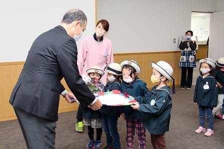 大内副市長へ手作りカレンダーを手渡す園児たち