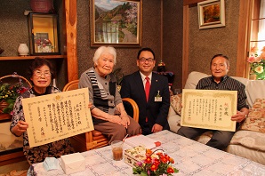 表彰された平林さんとご家族が室内で記念撮影をしている写真