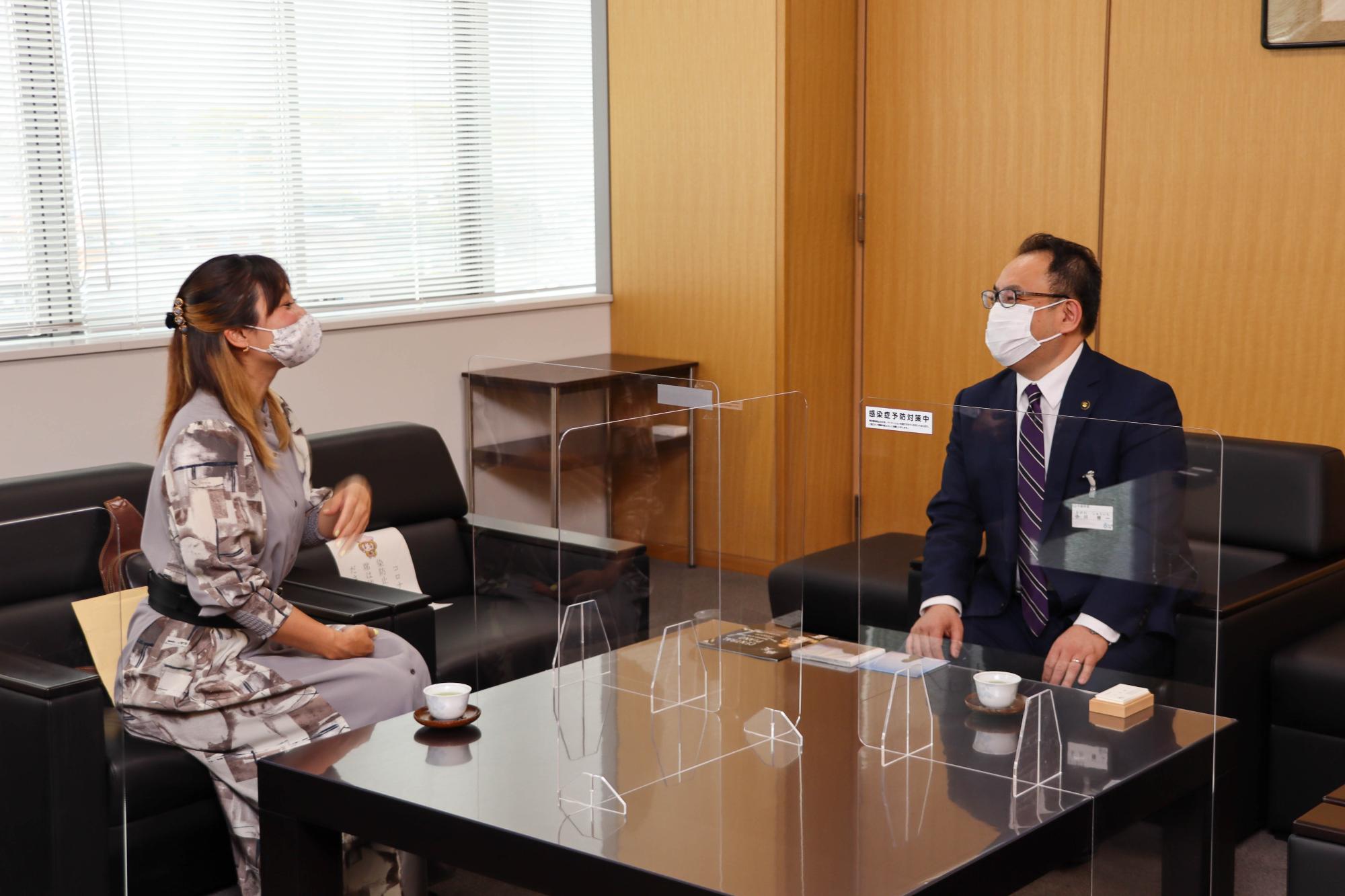 麻友さんと小川市長が笑顔で会話（正面から撮影）