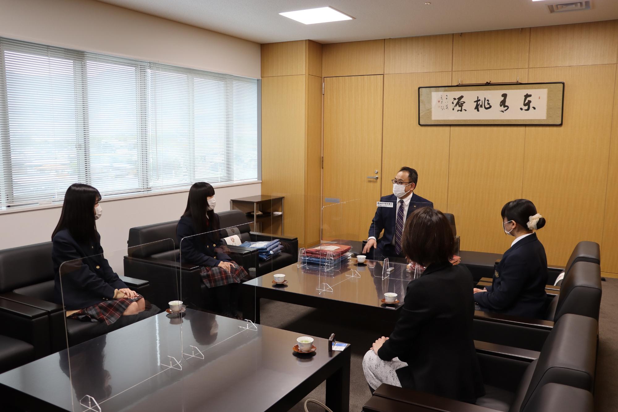 屋代南高校の生徒3名と柿崎先生が小川市長と会話する