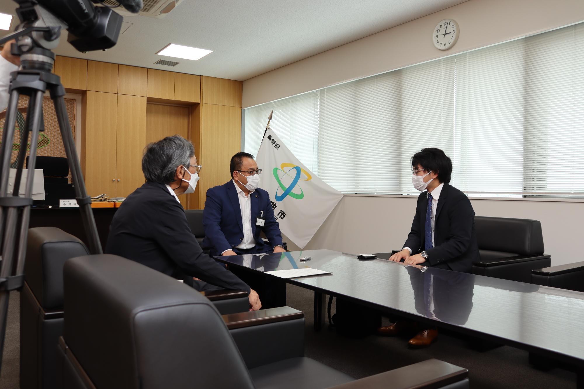 梨本卓幹さんが小川市長と小松教育長に近況報告する