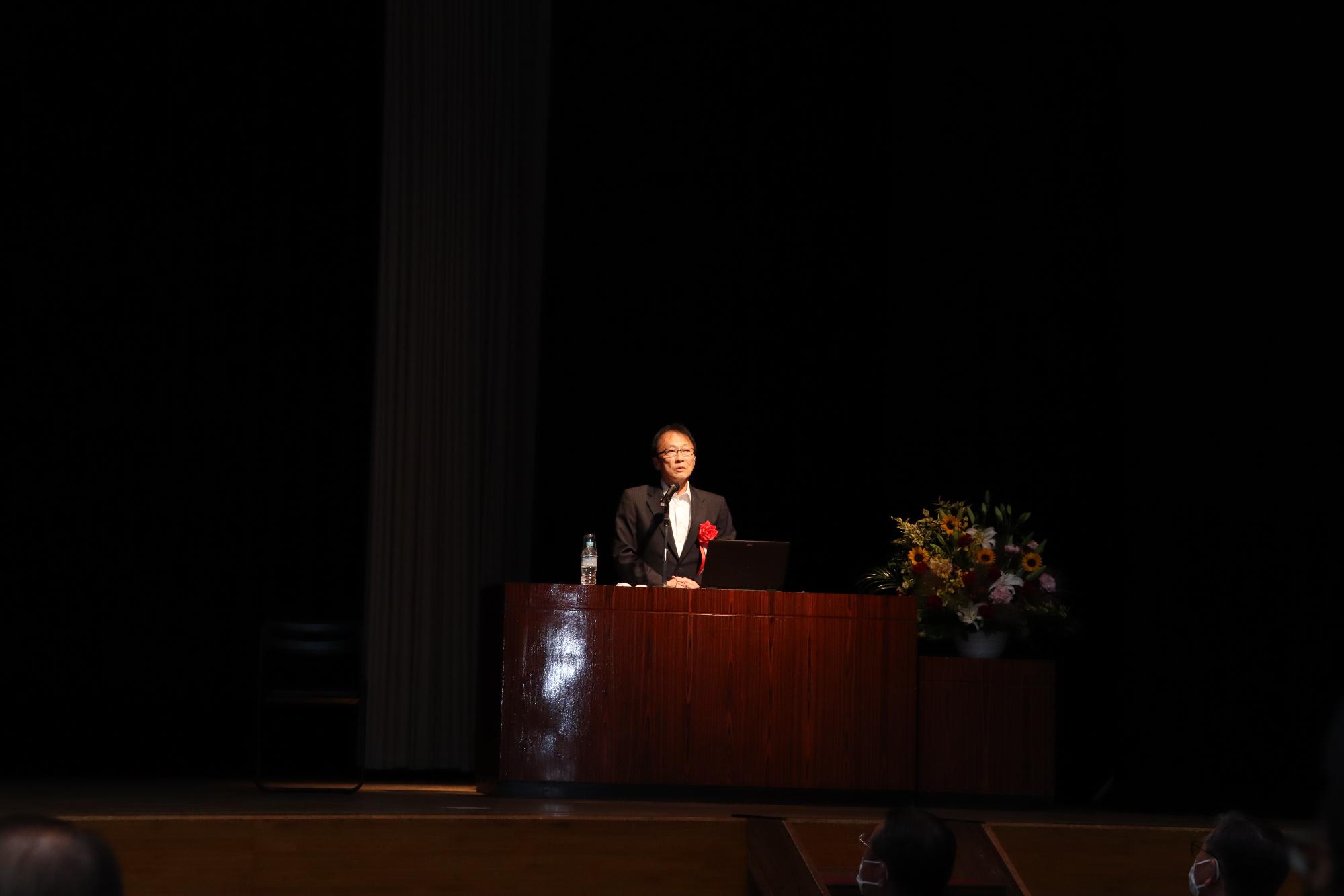 講演する本中所長