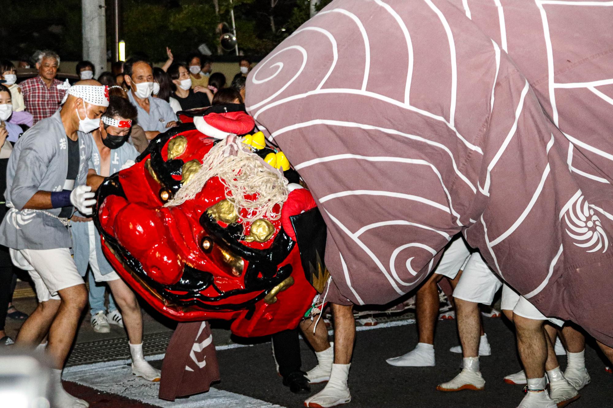 暴れ狂う勇獅子