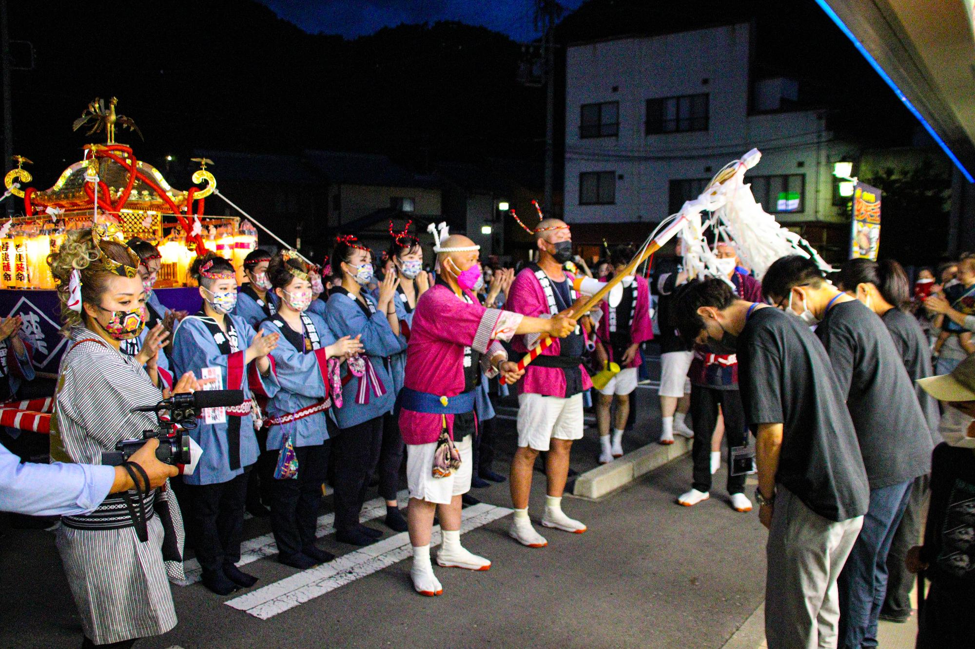 祈願する若連神輿（葵）