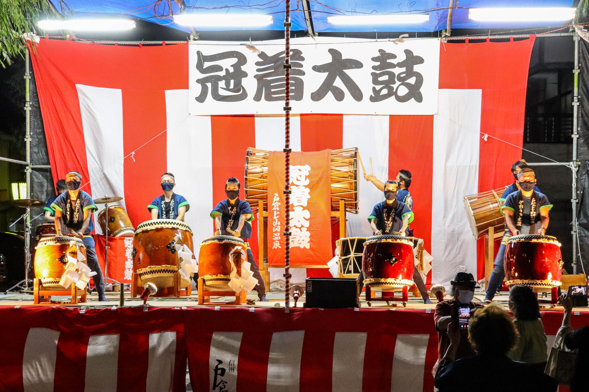 祭りを盛り上げる冠着太鼓