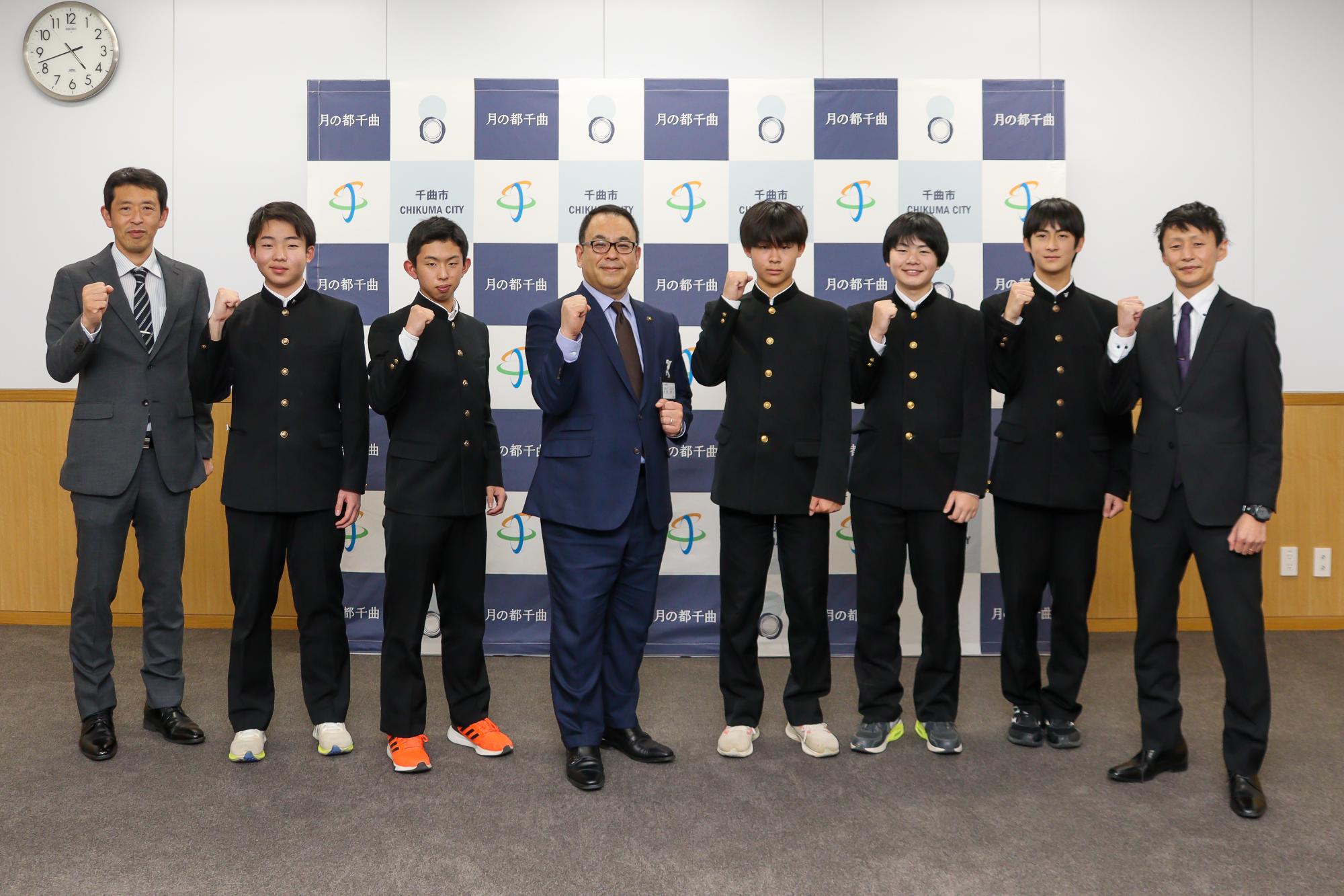JOCジュニアハンドボールチームのメンバーと小川市長が記念撮影