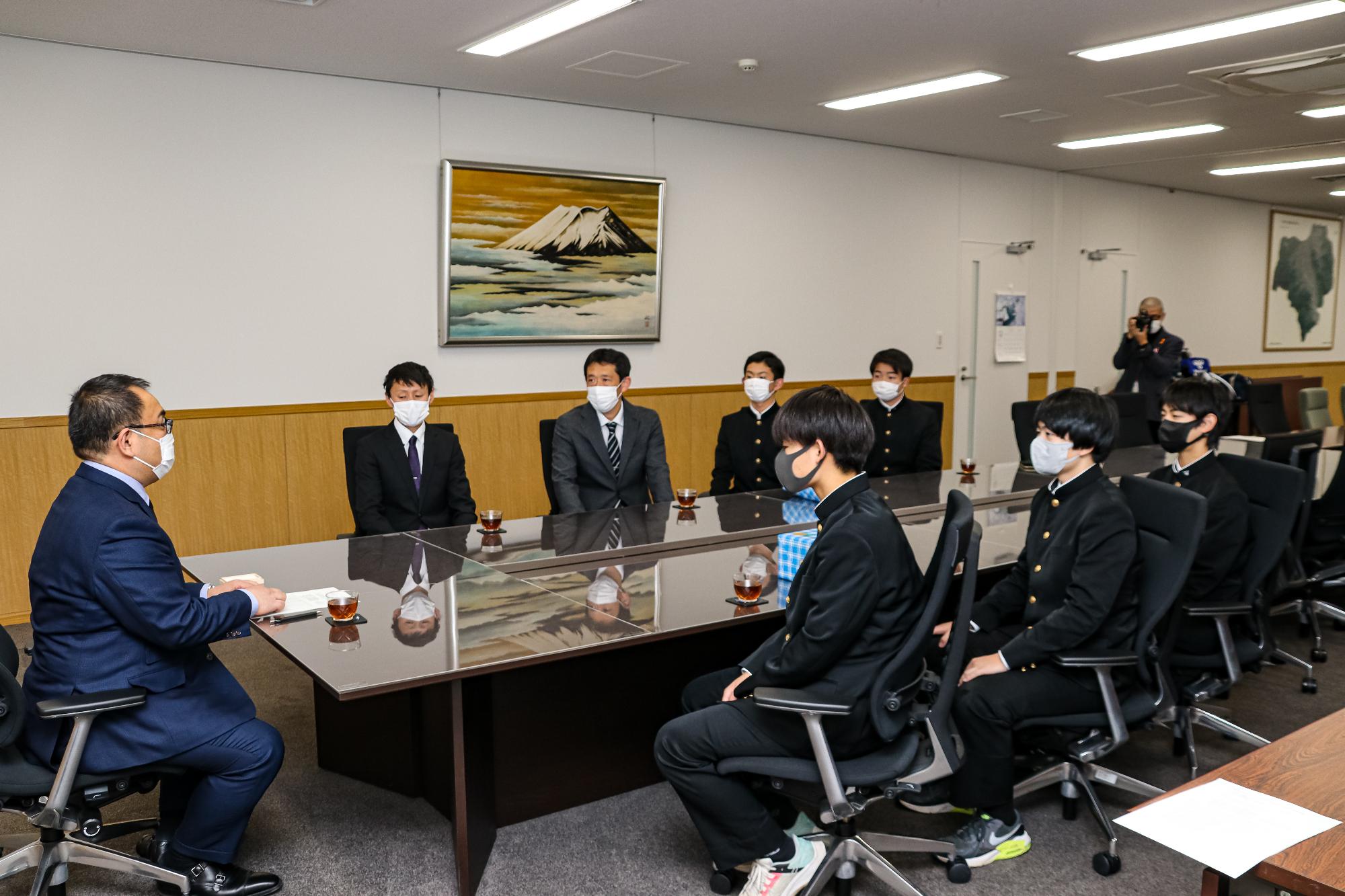 中学生ハンドボールの長野県選抜チームのメンバーと小川市長が懇談する様子