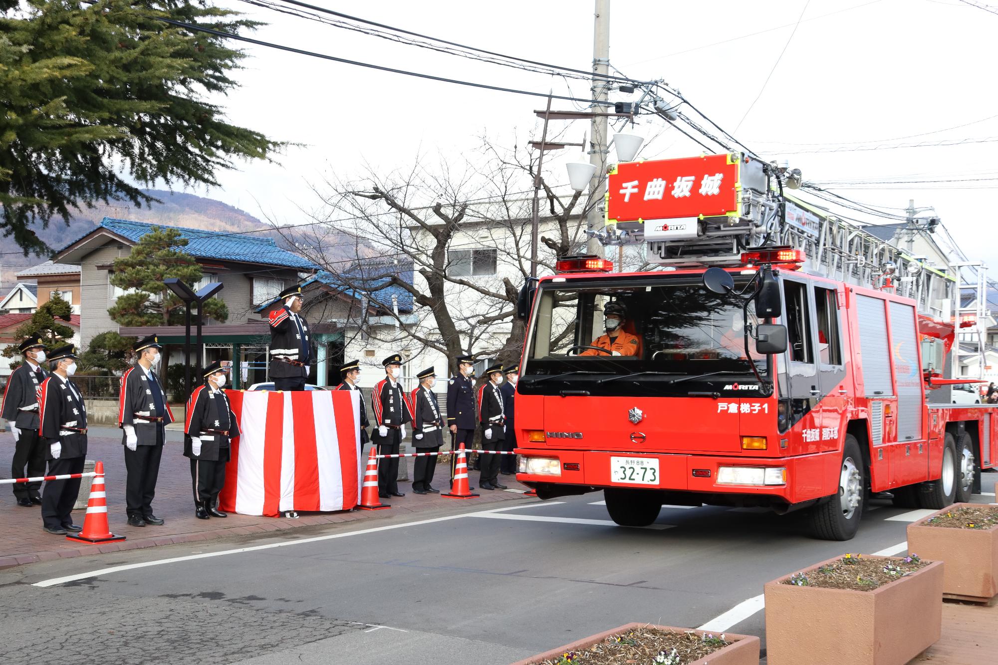 行進するはしご車