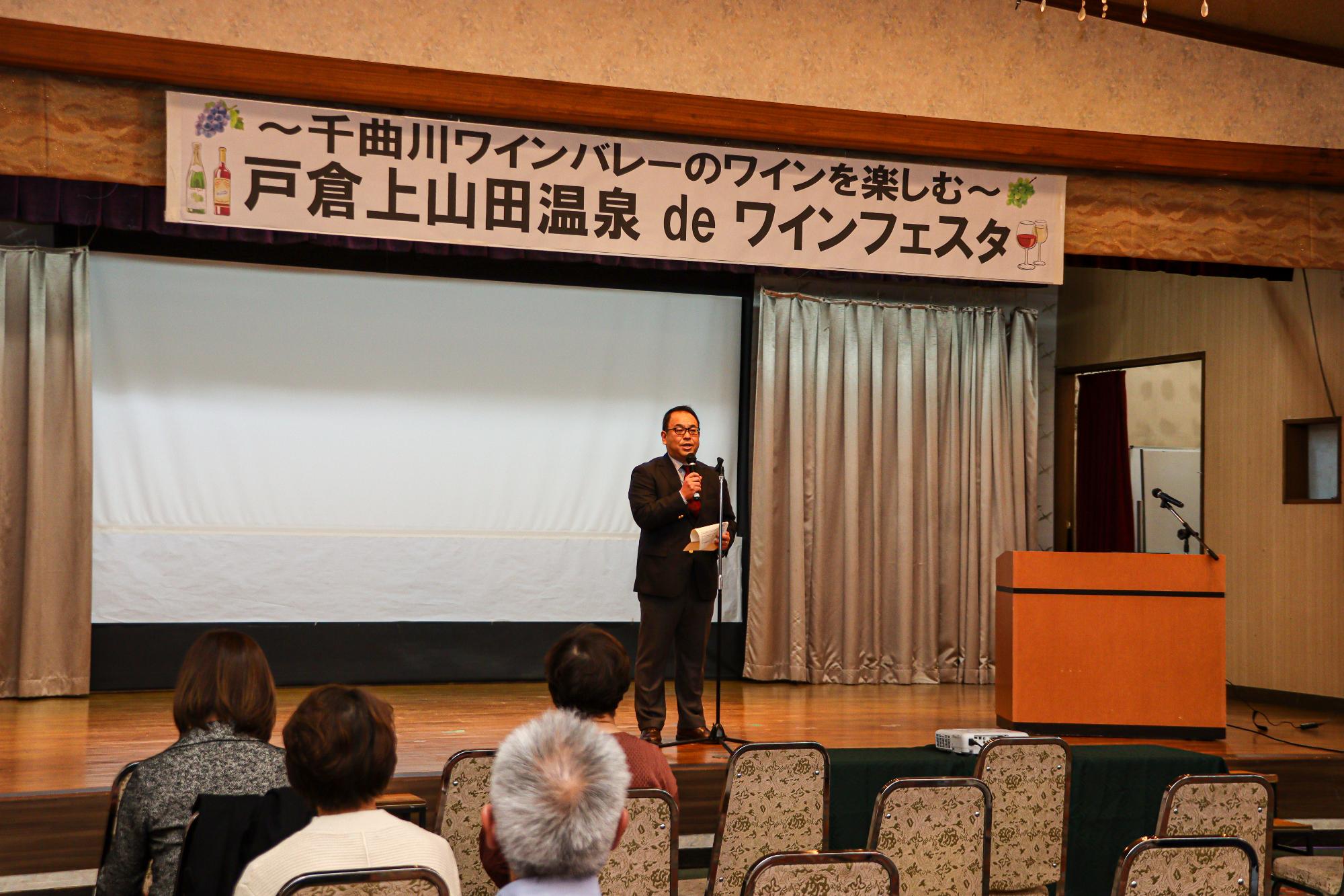 あいさつする小川市長