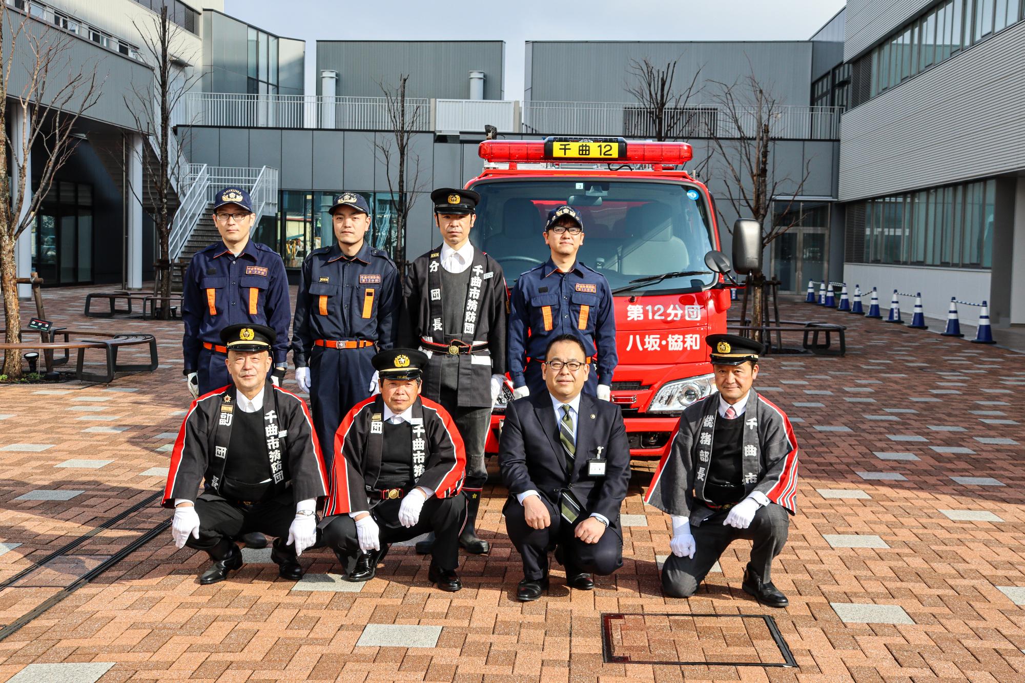 車輌を前に集合写真