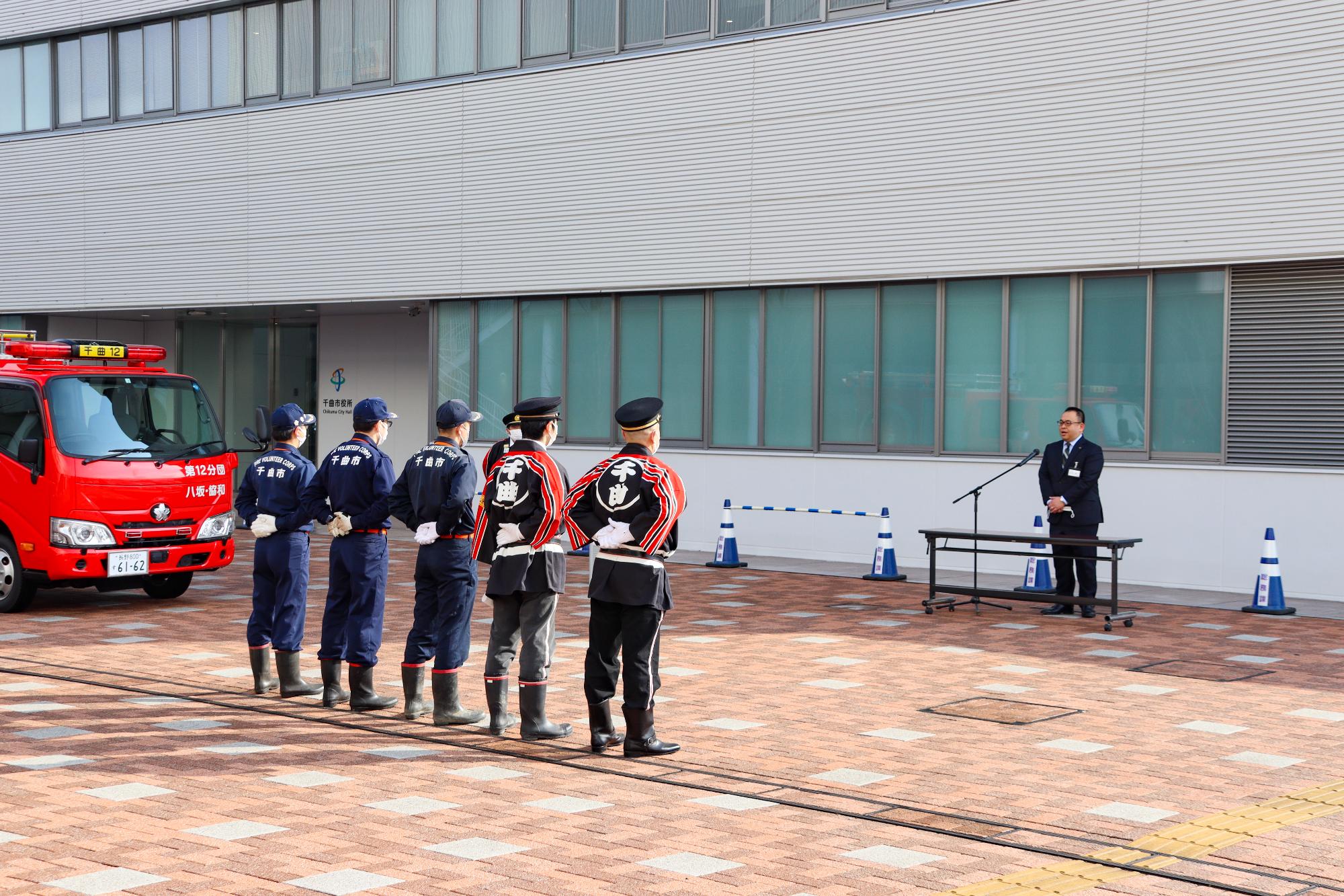 挨拶する小川修一市長