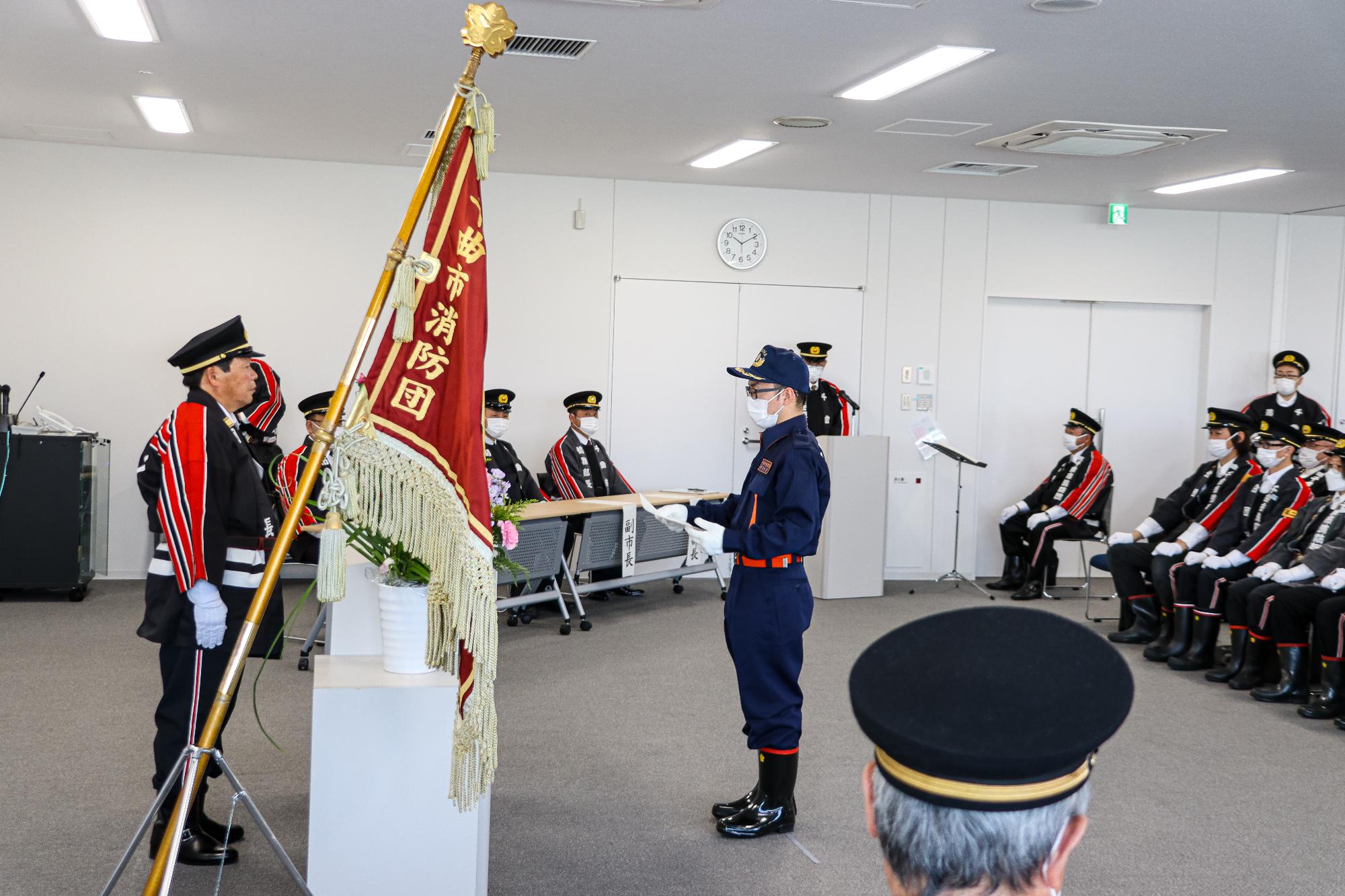 岡田団長を前に、新入団員の代表として宣誓する緑川郁甫さん