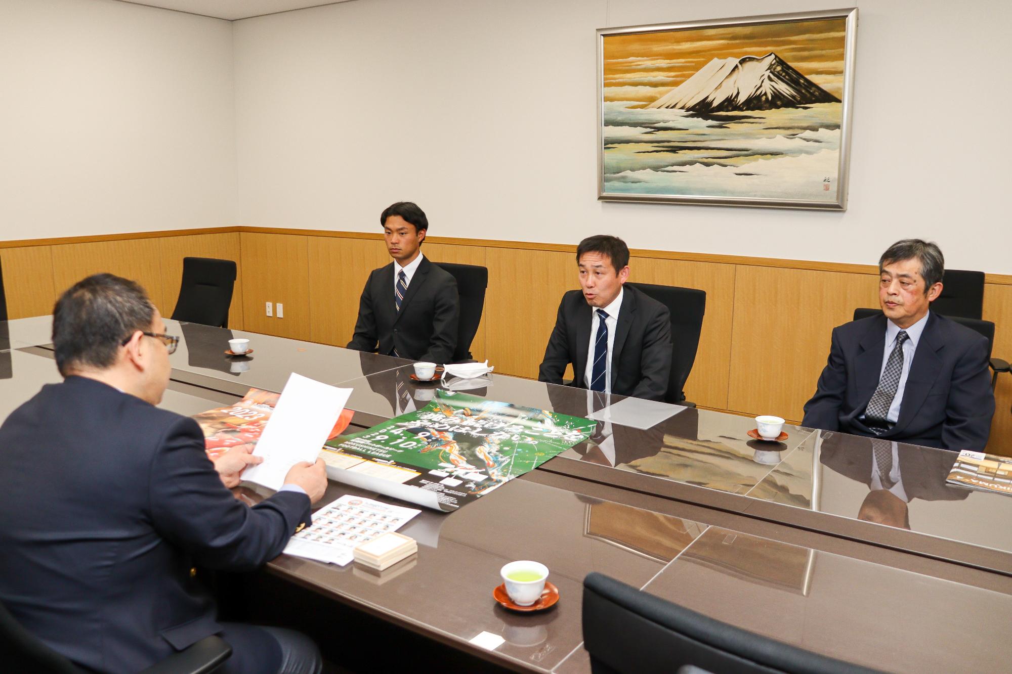 小川市長と対談する木田副キャプテン、塚口監督、小川博さん