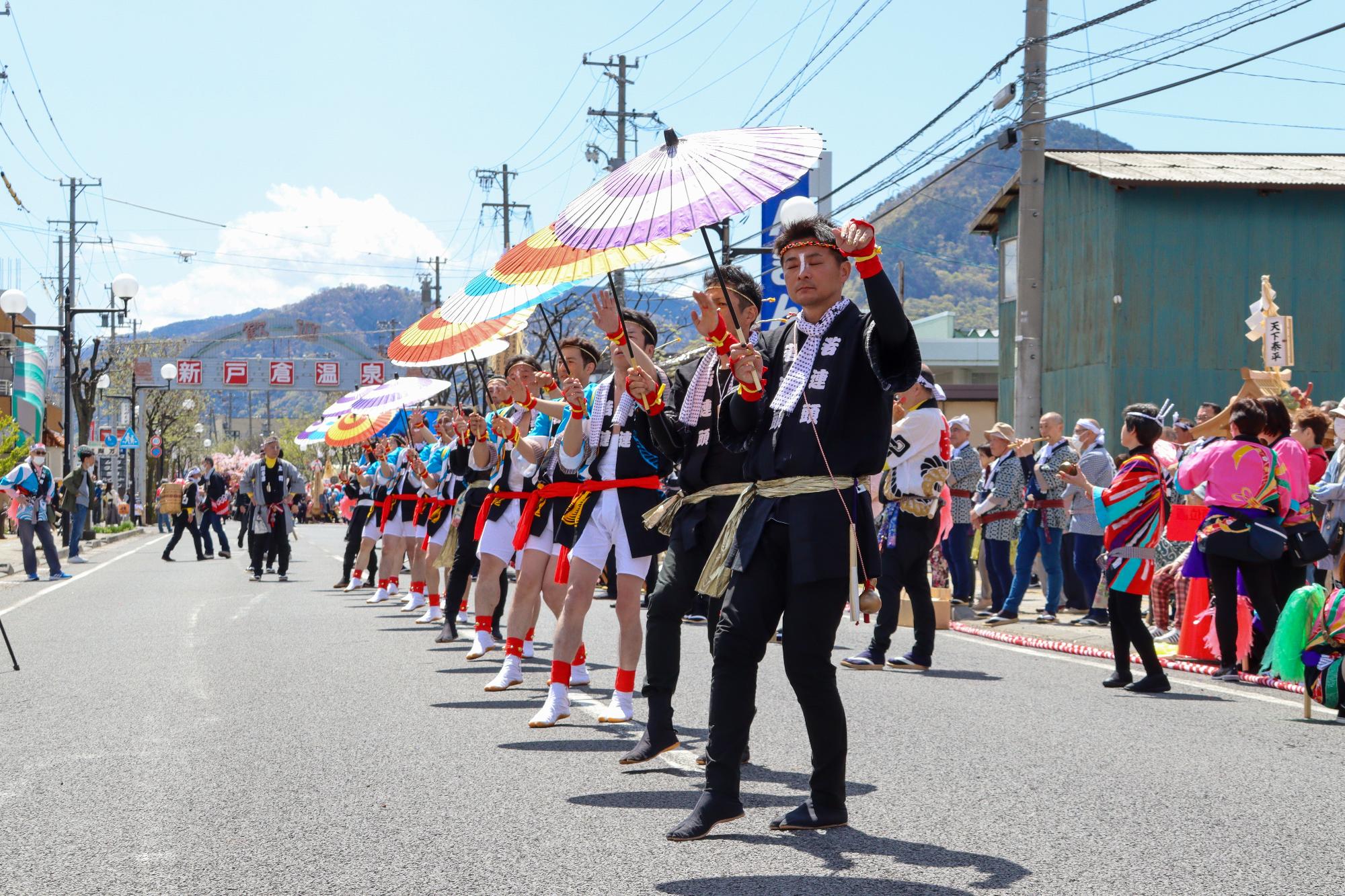 踊りを披露する上町区若連