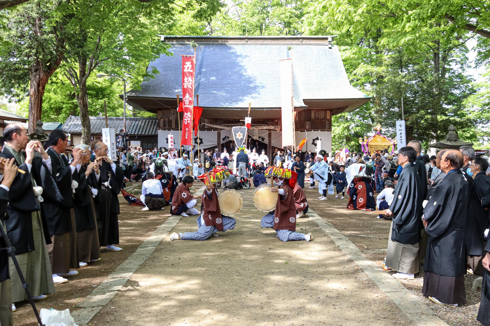 踊りが披露される