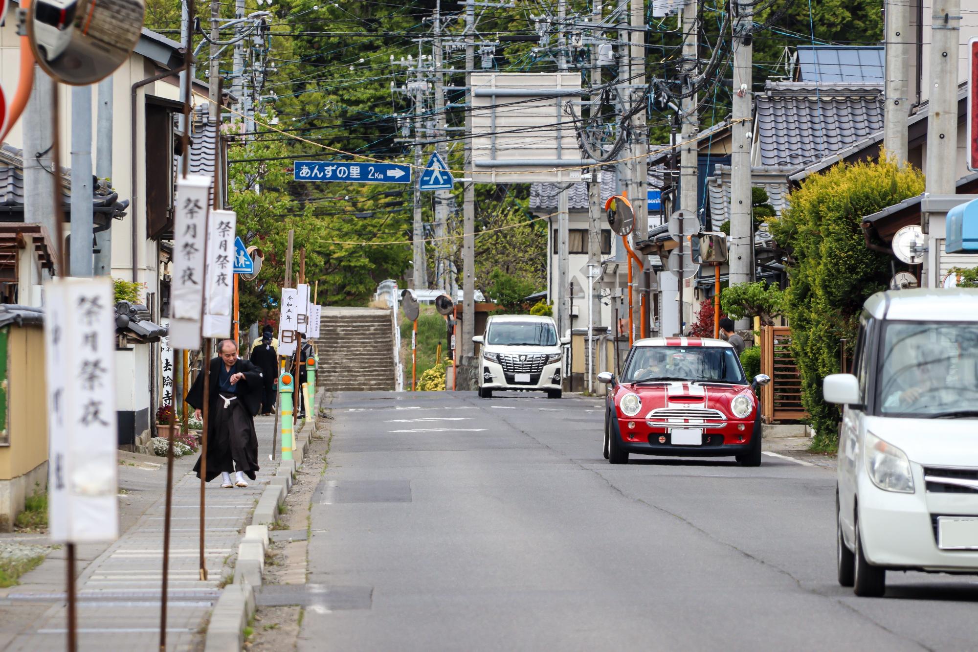 街道沿いに建てられた提灯