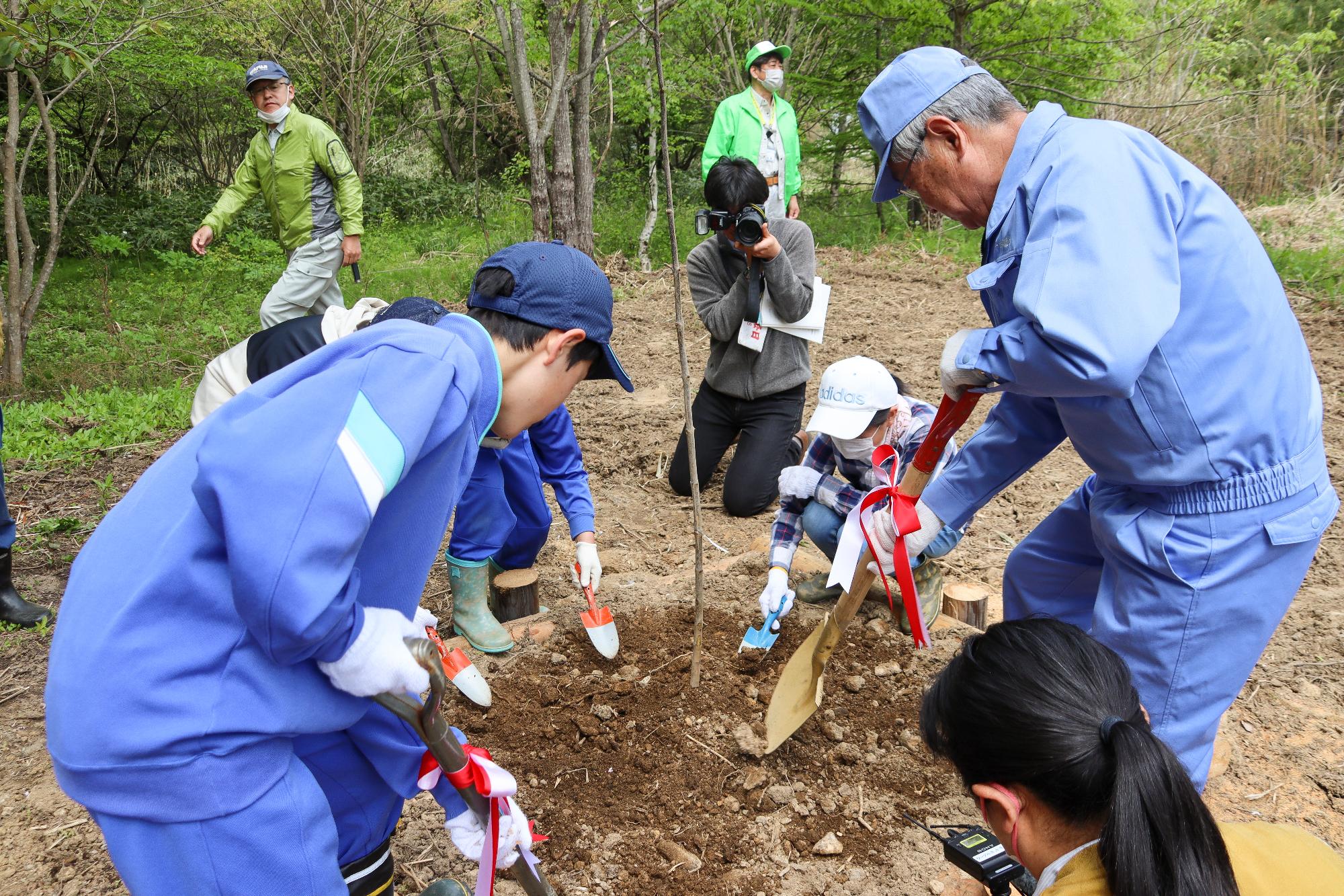 20周年記念植樹をする小学生ら